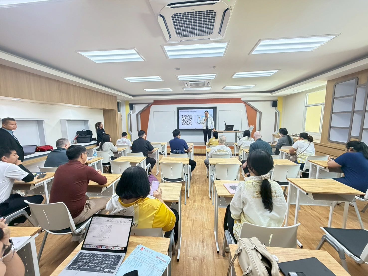 การใช้กระดานอัจฉริยะและระบบคลาวด์เพื่อการจัดการเรียนการสอน
